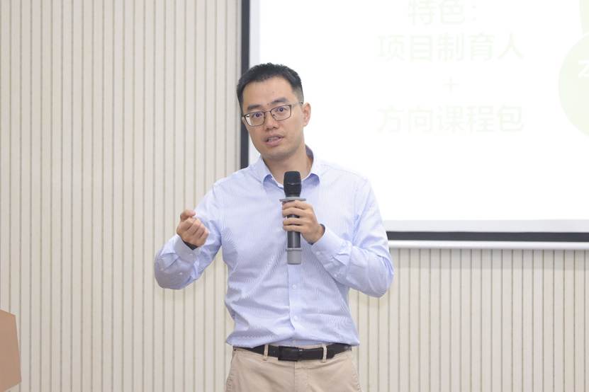 人拿着手机 AI 生成的内容可能不正确。