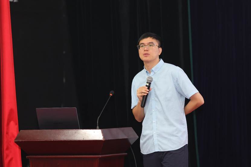 男人站着 AI 生成的内容可能不正确。